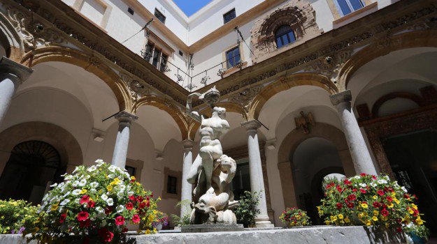 Sicilia, inizia il viaggio tra mappe e miti