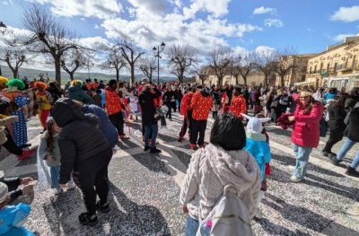 Vizzini. I giovani beneficiari del SAI "Vizzini MSNA" di Mineo hanno partecipato al Carnevale organizzato dal Comune