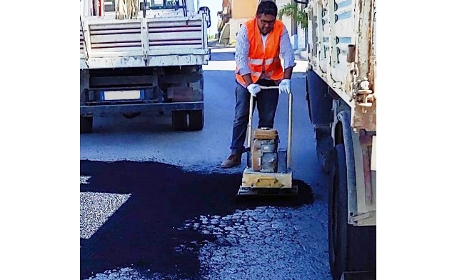 Giuseppe Presti continua "volontariamente" a tappare le buche delle strade di Niscemi