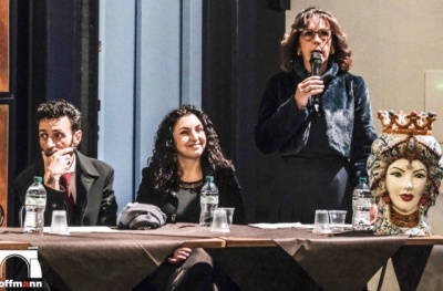 “Sicilia, Mito e Materia”: l’arte di Eleonora Pedilarco in mostra al Museo Hoffmann di Caltagirone, fino al 17 aprile
