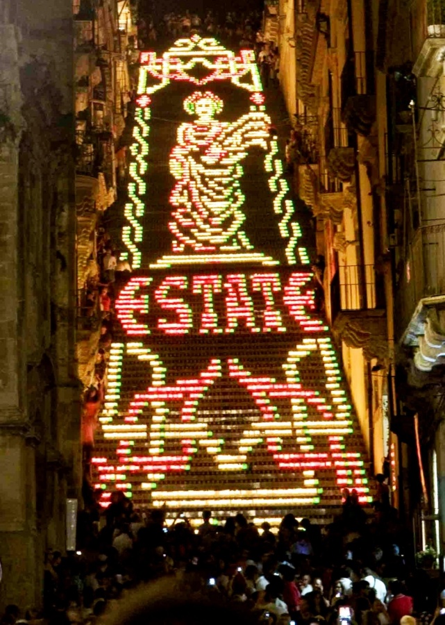 MERCOLEDÌ 24 E GIOVEDÌ 25 LUGLIO, A CALTAGIRONE, SI E’ RIPETUTA LA MAGIA DE “LA SCALA ILLUMINATA”, SPETTACOLO UNICO AL MONDO.