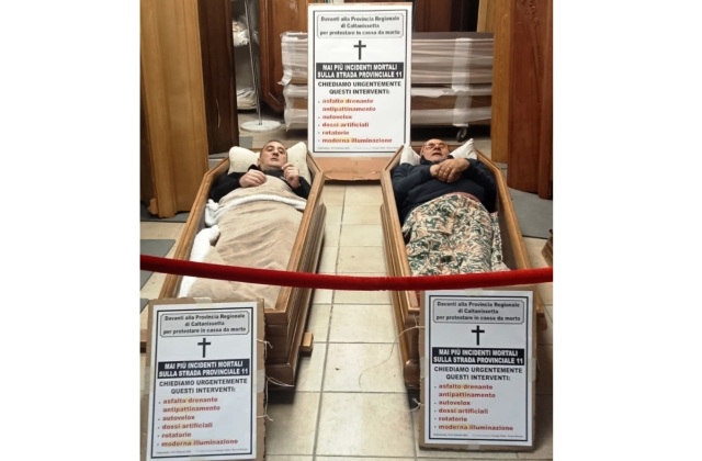 Sit-in in cassa da morto dei niscemesi Giuseppe Maida e Rosario Ristagno, davanti alla sede del Libero consorzio di Caltanissetta, a tutela degli automobilisti che transitano sulla strada killer della Sp 11 Niscemi-Priolo