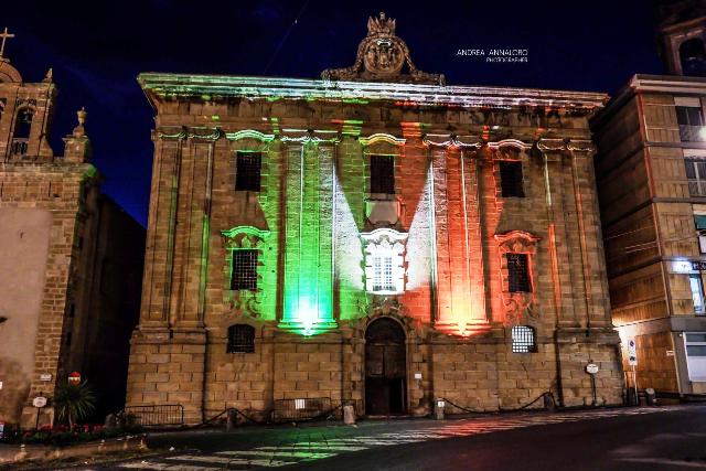 Il Tricolore illumina il prospetto dell’ex Carcere borbonico di Caltagirone. E' così da ieri sera