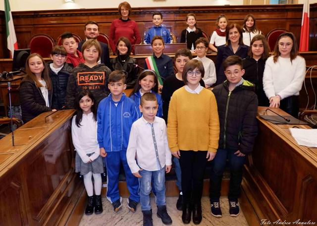 Consiglio comunale dei ragazzi di Caltagirone elegge "baby" sindaco Alessio Tomasi di 11 anni