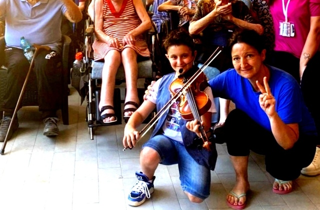 Niscemi. “Tour della solidarietà” del piccolo cantante violinista Francesco Maugeri