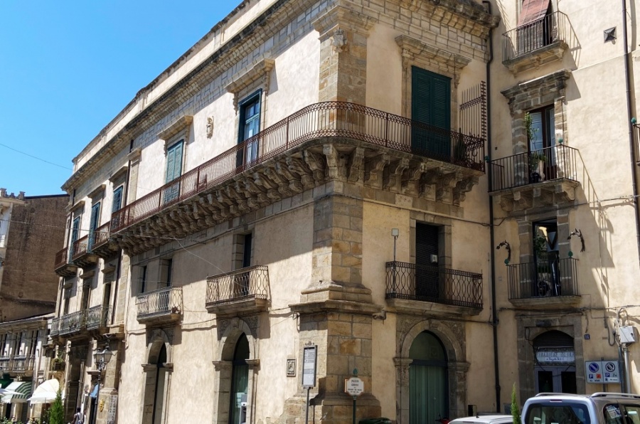Genius  Loci illumina la balconata gaginesca del Palazzo Gravina – Pace:  stasera il “fiat lux”