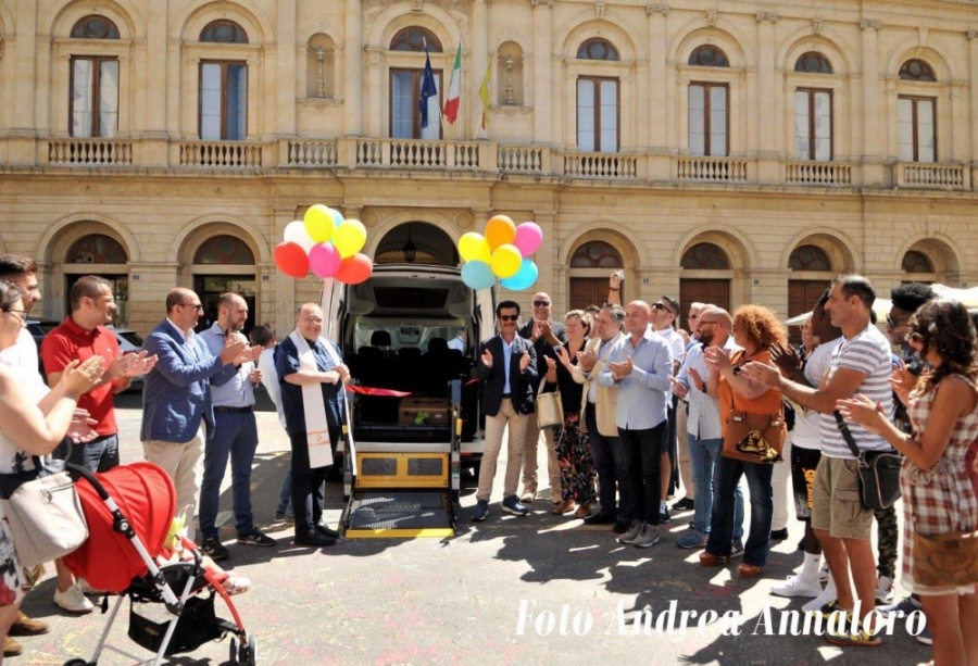 “LA MOBILITÀ GARANTITA”: CONSEGNATO AL COMUNE DI CALTAGIRONE UN PULMINO PER IL TRASPORTO DEI DIVERSAMENTE ABILI