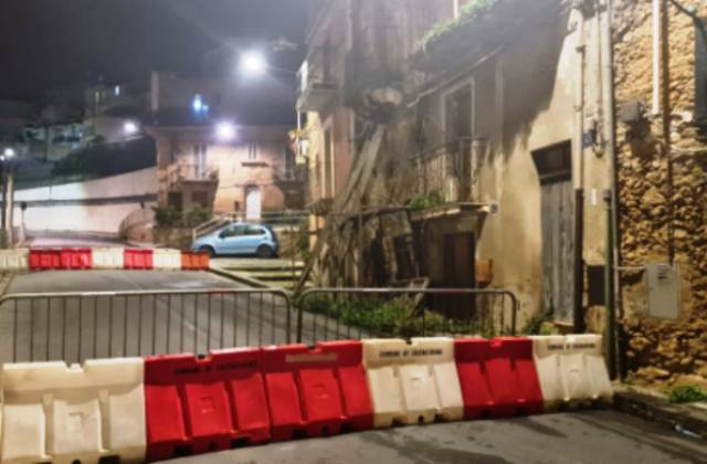 Caltagirone. Pericolo di crollo di alcuni immobili e divieto di transito dei veicoli per fare lavori