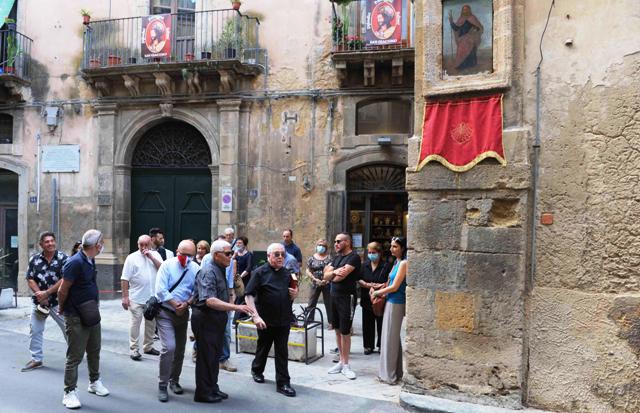 Caltagirone: restaurato dipinto di San Giacomo e rimesso nell'edicola votiva di via V.Emanuele