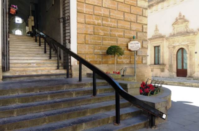La Galleria “Luigi Sturzo” di Caltagirone riapre ai diversamente abili: riattivato il servizio scala