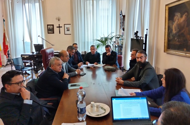 Area interna del Calatino: firmata da 9 sindaci l’intesa per un’aggregazione territoriale che gestirà le risorse previste (circa 50 milioni di euro) con la nuova programmazione Snai. Si va verso un’Unione di Comuni