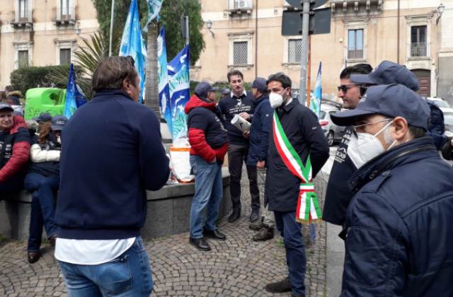 Sanità provinciale e ospedale di Caltagirone. Il vicesindaco Paolo Crispino al sit-in di protesta di stamani a Catania: “Misure anche straordinarie per porre fine ai disagi”