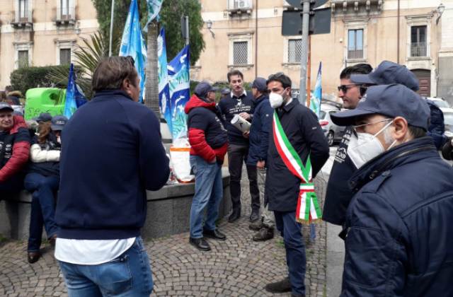 Sanità provinciale e ospedale di Caltagirone. Il vicesindaco Paolo Crispino al sit-in di protesta di stamani  a Catania: “Misure anche straordinarie per porre fine ai disagi”