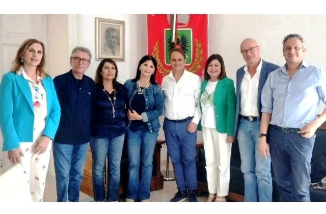 Niscemi. Convenzione stipulata dal Comune con i 2 Istituti comprensivi per l’utilizzo di 8 beneficiari dell’assegno civico nelle scuole