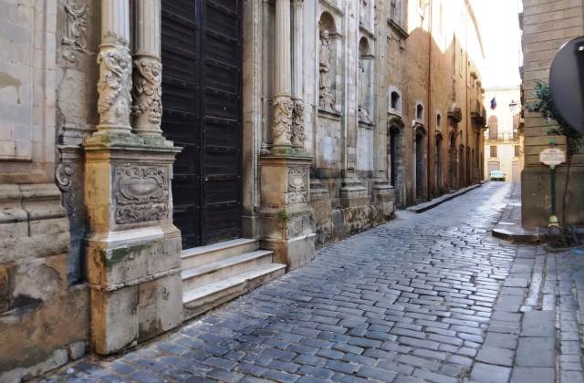 Centro storico di Caltagirone: da oggi, sabato 27 novembre, inversione del senso unico di marcia in alcune vie