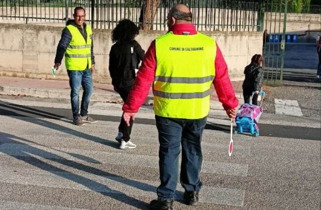 Caltagirone. Protezione civile. Bella realtà il servizio svolto dai volontari davanti le scuole