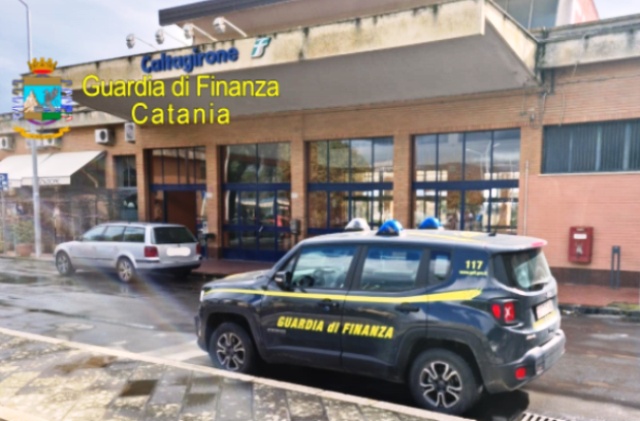 Guardia di Finanza: sanzionati 5 anziani di Caltagirone. Giocavano a briscola su scalini fontana stazione