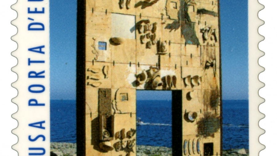 Migranti, un francobollo dedicato a Lampedusa, "porta d'Europa"