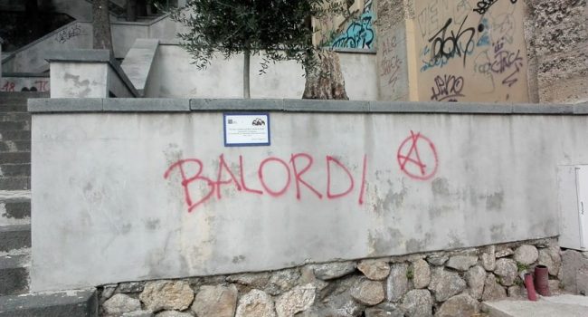 "Balordi", scritta vandalica sull’aiuola contro la mafia