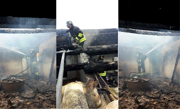 Vigili del fuoco in azione a Ragusa, per un tetto avvolto dalla fiamme. Nessun ferito