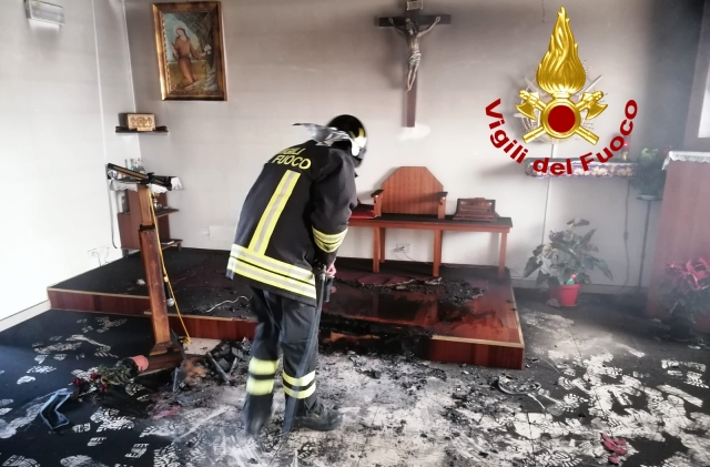 Vigili del fuoco in azione, oggi nella parrocchia "Santa Rosalia" di Ragusa, in via Teocrito