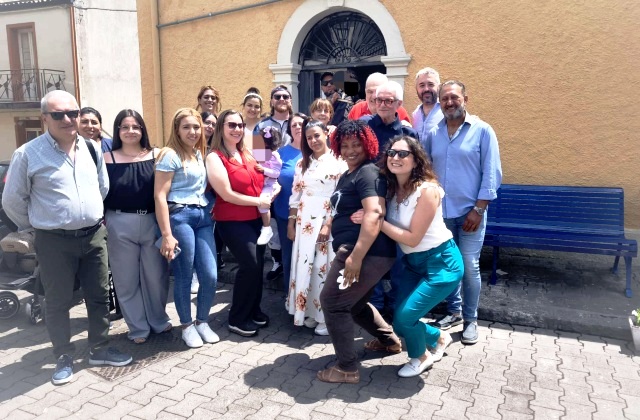 Il SAI di Santa Domenica Vittoria ha inaugurato la "Panchina dell’Accoglienza"