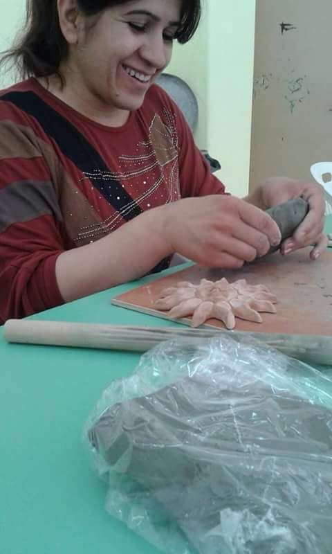 CENTRO GIOVANILE DI VIZZINI: 3 MIGRANTI OSPITI AL CORSO DI LAVORAZIONE DELLA CERAMINICA