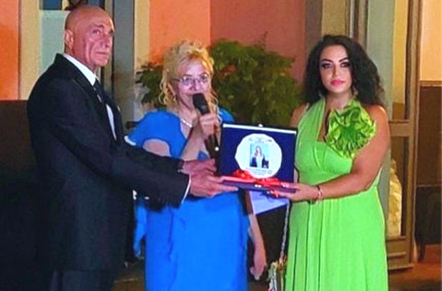 L'insegnante Tiziana Vitanza, raddusana doc, è stata insignita del Premio alla Sicilianità per “meriti eccelsi” nel volontariato e sociale