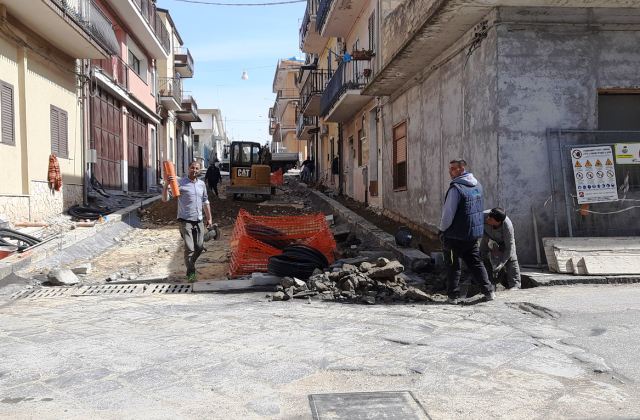 Raddusa. Proseguono alacremente i lavori di riqualificazione della centralissima via Cavour, relativi al 2° stralcio, attesi dalla popolazione