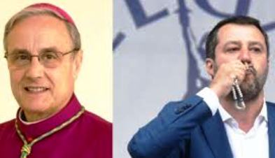 Salvini mostra coroncina Rosario a fine comizio, a Siracusa: no del vescovo Mogavero