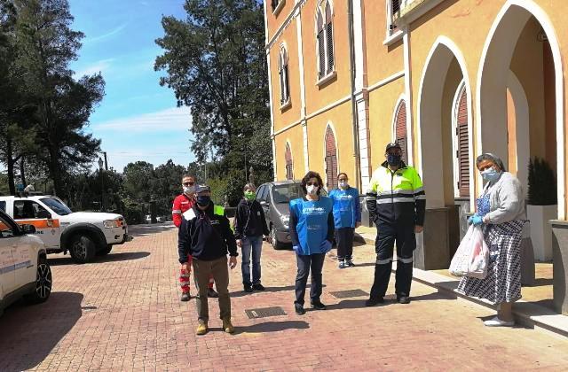 Caltagirone: corona fiori in memoria defunti e doni ai bambini degli istituti per minori