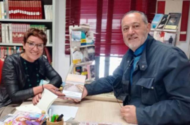 Alessandro Corbelli, autore di romanzi, visita la Biblioteca di Raddusa e dona alcune sue opere