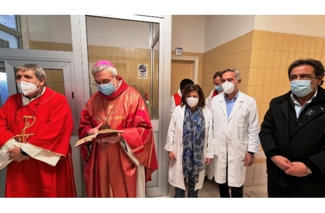Ospedale di Caltagirone. Benedetti dal Vescovo mons. Peri i nuovi locali del reparto di Oculistica 