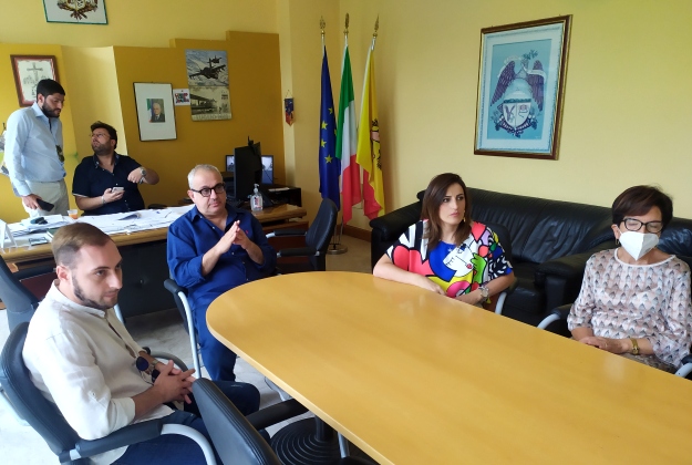 Adrano. Oggi presentato progetto in Municipio di distribuzione alimentare a famiglie bisognose dei comuni di Adrano e Biancavilla e Distretto D12, gestita da Consorzio Umana Solidarietà