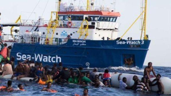 Sequestrata la Sea Watch, i migranti scendono. Protestanti: "Pronti ad accogliere". L'ira del Ministro Salvini