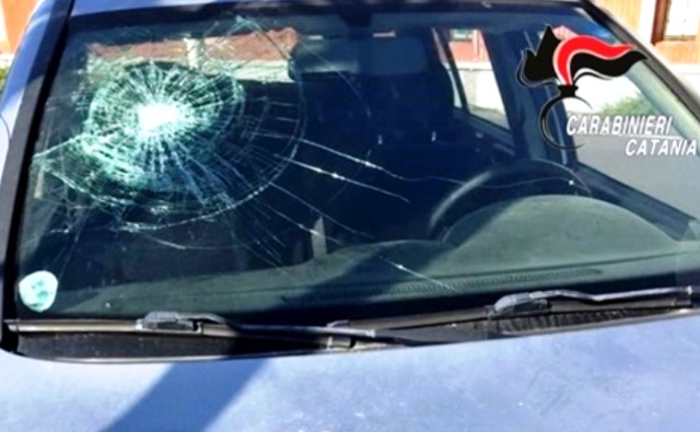 Insegue familiari con una mazza e danneggia la loro auto. Arrestato dai carabinieri, a Catania