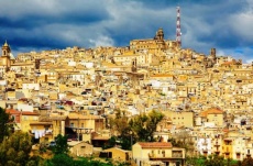 Oggi, 17 dicembre, la Fiamma Olimpica a Caltagirone, in un percorso tra le quinte barocche del centro storico patrimonio Unesco