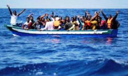 Tragedia in mare: 13 cadaveri recuperati, tutte donne, tra loro una ragazzina di 12 anni. Erano quasi 50 in un barchino.