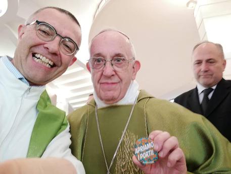 Migranti: Papa Francesco e il selfie con la spilletta "Apriamo i porti"
