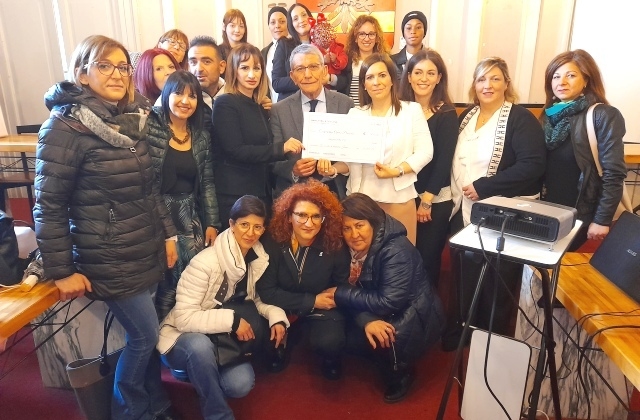 La cooperativa sociale “Opera Prossima” che gestisce a Grammichele la struttura di accoglienza SAI “Vizzini Ordinari”, premiata anche quest'anno con un "assegno" dall’associazione “Le coccole di mamma Irene” 