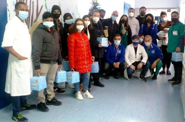 Taormina. Doni ai piccoli pazienti del 'Bambin Gesù' da ALS-MCL Sicilia e dal medico Mario Franchino. Mercoledì 29, suono zampogne coi fratelli Bunetto, in arte i ‘Bellamorèa’