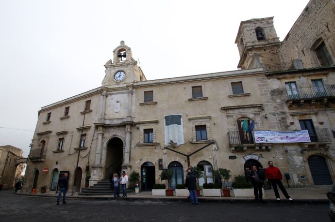 La verita' sulla spazzatura del CARA. Al momento paga il Comune di Mineo!