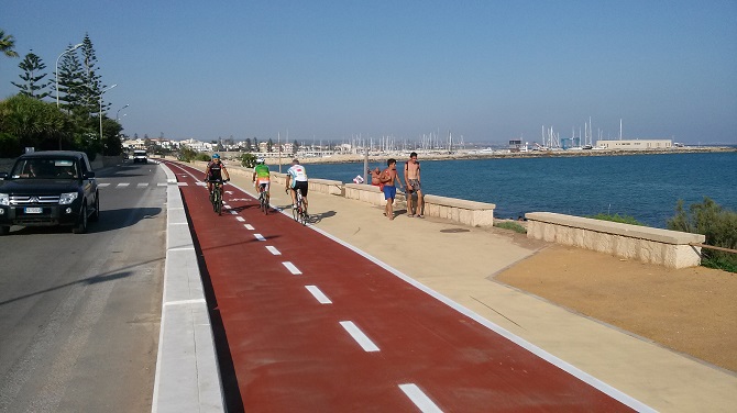 Più servizi a Marina di Ragusa: pista ciclabile e nuove docce