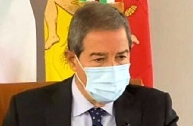 Il governatore Musumeci. Vaccinazione obbligatoria over 50: hub Palermo, Catania e Messina aperti fino alle 24