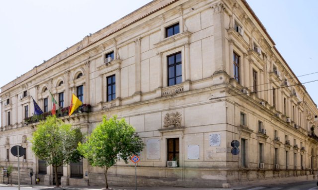 25 novembre: Palazzo Governo di Ragusa s'illumina di rosso per “Giornata mondiale contro violenza donne”