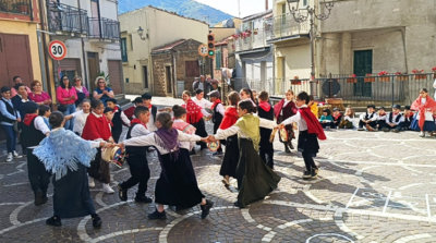 SAI "Tusa". Fine anno scolastico a Castel di Lucio: la beneficiaria Marina descrive la propria emozione, osservando i piccoli alunni partecipare anche a una recita