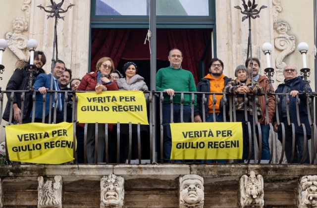Acireale. Giulio Regeni, celebrato il ricordo dello studente ucciso. Sulla balconata del Palazzo di Città drappi gialli per chiedere la "verità"