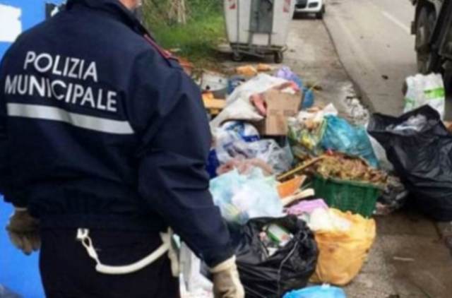 Tre “sporcaccioni” sorpresi dalle telecamere e sanzionati (600 euro)  dalla Polizia municipale 