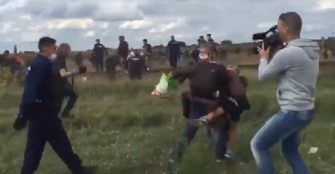 Licenziata perché prende a calci migrati in fuga (Video)