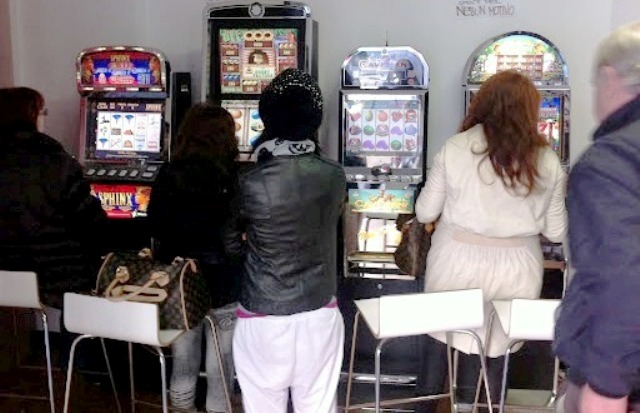 Tabaccherie aperte solo per tabacchi e affini. Niente slot machine, schedine e gratta e vinci